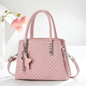 Klassische rosa gesteppte Handtasche mit Sternanhänger und Griffen auf weißem Grund