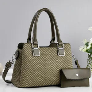 Détail du sac à main à chevrons vert foncé avec porte-monnaie assorti et finitions en métal argenté