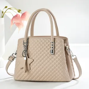 Elegante beige gesteppte Lederhandtasche für Damen mit Stern-Quastenanhänger und Silberteilen