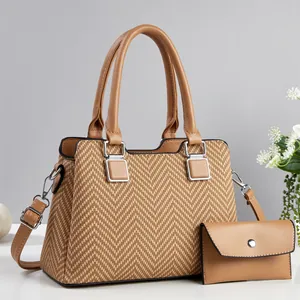 Détails du sac à main tissé avec petit portefeuille assorti et boucles en métal argenté