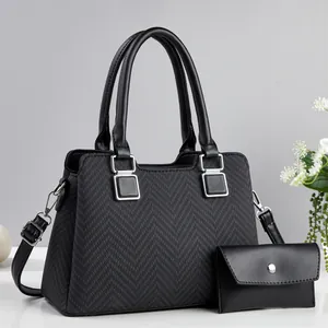 Détail de l'ensemble sac à main noir avec motif à chevrons et boucles en métal argenté