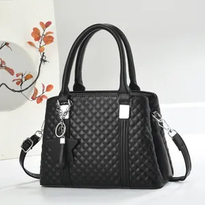 Elegante borsa trapuntata nera con doppi manici rotondi e tracolla regolabile per donna
