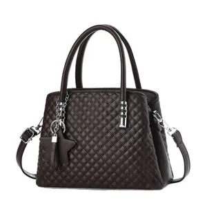 Klassische dunkelbraune Stepptasche mit silbernen Beschlägen und Sternanhänger für Damen