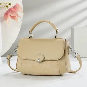 Elegante beige PU-leren crossbodytas met M-gesp en een flap met textuurontwerp