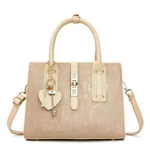 Elegante borsa tote beige con texture verticali, fibbia dorata e ciondolo a cuore