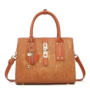 Borsa tote in pelle marrone con strisce verticali, ciondolo a cuore e tracolla regolabile