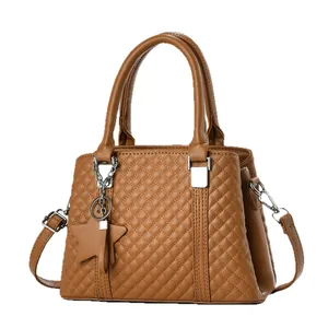 Borsa da donna marrone caramello trapuntata con ciondolo a stella e manici superiori