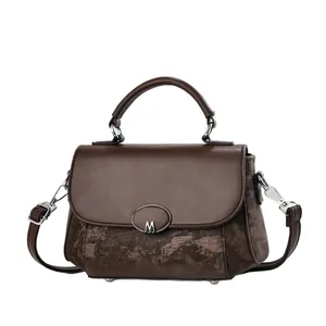 Klassieke donkerbruine crossbodytas met handvat en zilveren M-logo detail