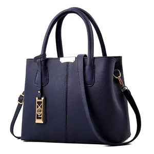 Klassische marineblaue Leder-Einkaufstasche mit Goldbeschlägen und Schultergurt