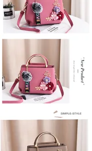 Detailansicht der rosa Ledertasche mit 3D-Blumen und goldenem runden Metallgriff