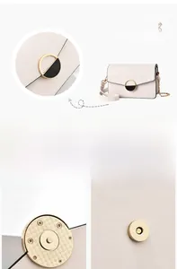 Dettaglio della borsa bianca a tracolla con fibbia nero-oro e chiusura magnetica