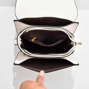 Borsa a tracolla bianca minimalista con interno a tre scomparti e dettagli con zip dorata
