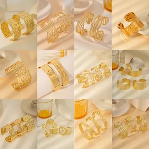 Bracciali aperti minimalisti placcati in oro 18k con vari design geometrici