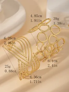 Dettaglio di due bracciali in acciaio inossidabile placcato oro 18k con misure