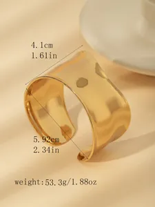 Dettaglio di un bracciale a fascia larga placcato oro 18k con trama martellata e larghezza 4,1cm