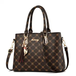 Vintage braune Monogramm Handtasche für Damen mit goldenen Details und Quastenanhänger