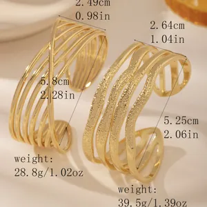 Bracciali aperti in acciaio inossidabile placcato oro 18k con finitura lucida e martellata