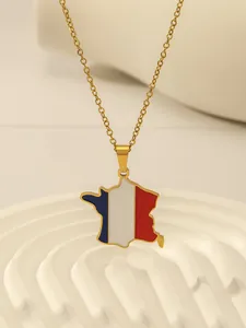 Nahaufnahme der Frankreich-Karte Halskette mit Emaille-Flagge auf einer goldenen Kette