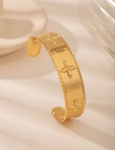 Dettaglio del bracciale aperto placcato oro 18k con motivi floreali a rilievo e lucido
