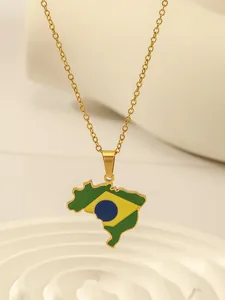 Detailansicht der Halskette mit Brasilien-Landkarten-Anhänger in Nationalfarben auf Goldkette
