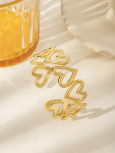 Dettaglio del bracciale aperto placcato oro 18k con cuori intrecciati e finitura lucida
