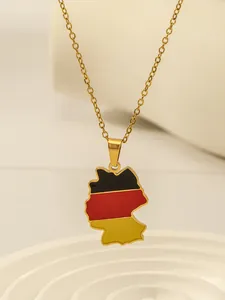 Detailansicht der Deutschlandkarte Anhänger mit Nationalflagge auf goldener Kette