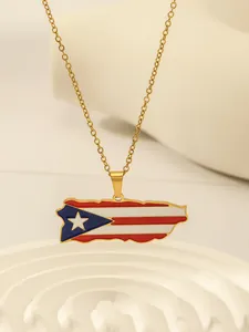 Detailansicht Puerto Rico Flaggen Anhänger an einer vergoldeten Gliederkette