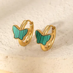 Boucles d'oreilles créoles papillon dorées avec texture malachite verte sur pierre