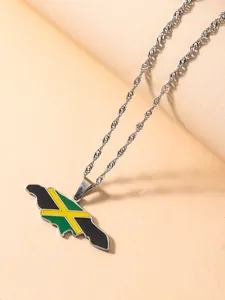 Detail von Jamaika-Kartenanhänger mit Flaggenfarben an silberner Kordelkette
