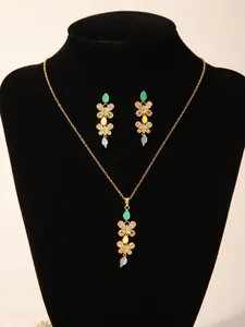 Detail van 18k vergulde sieradenset met kleurrijke emaille bloemen en ingelegde zirkoon