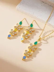 Detail van een florale sieradenset met 18k goudlaag, zirkonia en kleurrijk emaille