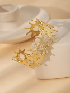 Dettaglio del bracciale aperto in oro 18k con texture geometrica a forma di stella