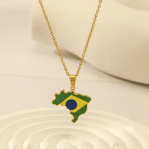 Goldkette mit Brasilien-Landkarten-Anhänger in Nationalfarben auf weißem Präsentationsständer