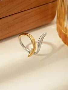 Nahaufnahme eines minimalistischen verstellbaren Rings in Gold und Silber zweifarbig