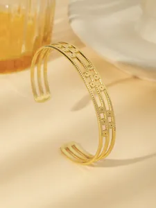 Dettaglio del bracciale aperto placcato oro 18k con tre fasce dal design vintage