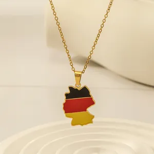Vergoldete Halskette mit Deutschland-Kartenanhänger und Flaggenfarben in Emaille