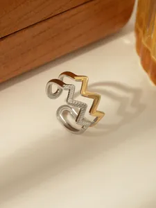 Detailansicht eines zweifarbigen gewellten Rings mit strukturierter und polierter Optik