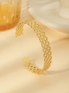 Vista dettagliata del bracciale aperto placcato oro 18k con trama a rete intrecciata
