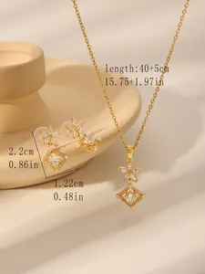 Detail van 18k gouden bloem ketting en oorbellen set met witte stenen en productafmetingen