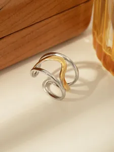 Detail eines zweifarbigen verstellbaren Ringes mit wellenförmiger Geometrie