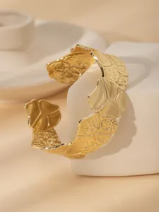 Dettaglio del bracciale placcato oro 18k con trama a rilievo a foglia e finitura sabbiata