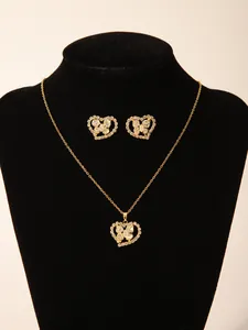 Detailopname van de 18k goud vergulde hart vlinder sieradenset met sprankelende kristallen