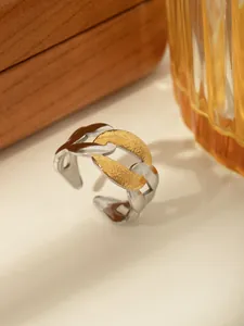 Detail eines zweifarbigen Kettenglied-Rings mit gehämmerter Gold- und Silberoptik