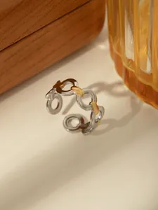 Detail eines zweifarbigen Gliederkettenrings in Gold und Silber mit offenem Design