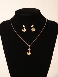 Detail van de 18k vergulde vlinder ketting en oorbellen set met zirkonia steentjes