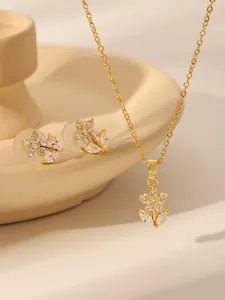 Macro detail van 18k vergulde bloemen halsketting en oorbellen set met zirkonia