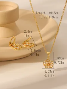 Detailopname van 18k vergulde bloemensieradenset met zirkoon inleg en afmetingen