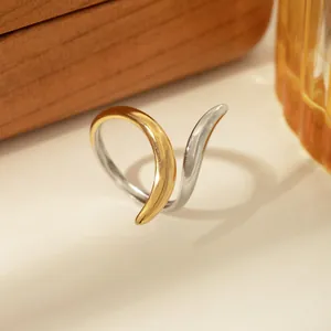 Zweifarbiger geometrischer Ring aus Edelstahl in Gold und Silber, minimalistisches Design
