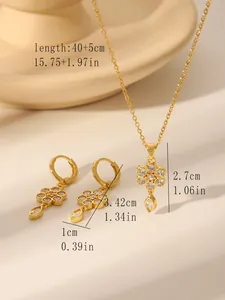 Gedetailleerde afmetingen van de 18k vergulde bloem ketting en oorbellen set met kristal