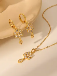 Gedetailleerde weergave van 18k gouden bloemenketting en oorbellen set met zirkonen